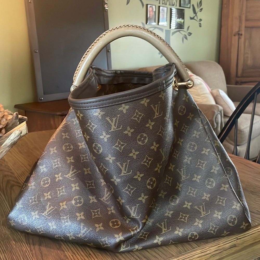 Authenticated Louis Vuitton Artsy GM bag cert attached